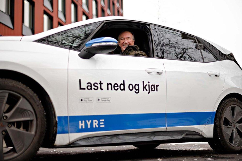 BÆREKRAFTIG: – Bildeling er viktig for at vi skal nå klimamålene våre, sier Bjørn Grov i Telia. Bilen han sitter i, kan erstatte 10 til 15 privatbiler.