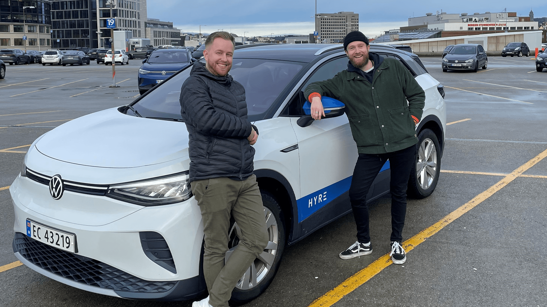 Christoffer Gjerde (til venstre) og Martin Midtgård Hagen (til høyre) fra Utekontakten foran en bil fra Hyre. Foto: Utekontakten