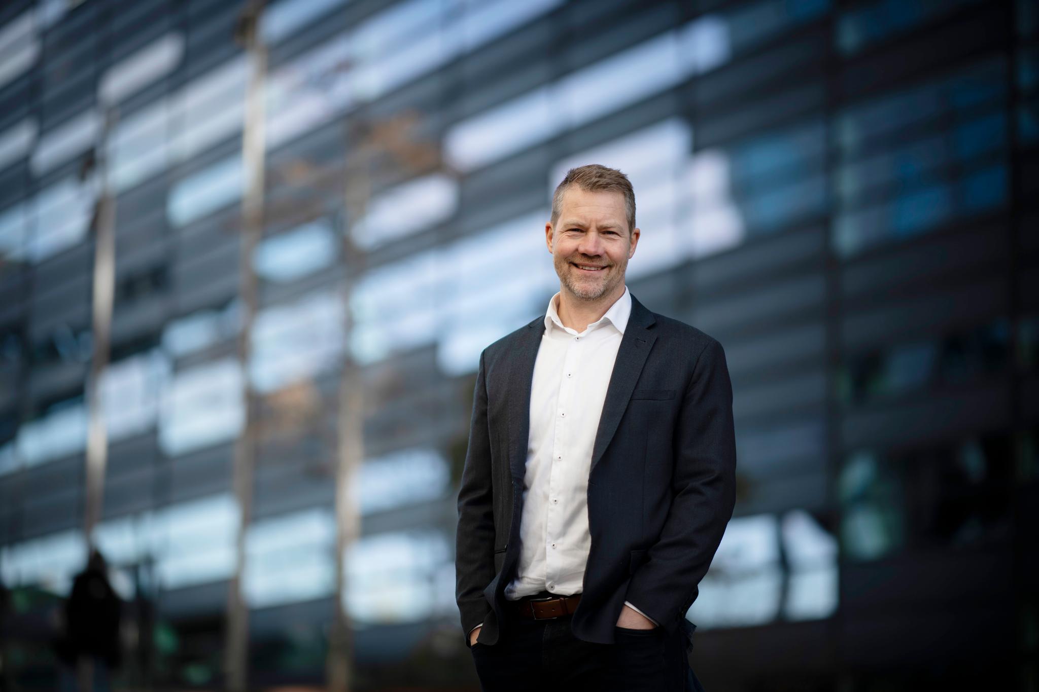 Adm. direktør i Rejlers Engineering, Petter Arnesen, utenfor deres kontorer i Barcode. Foto: Katrine Lunke/Apeland