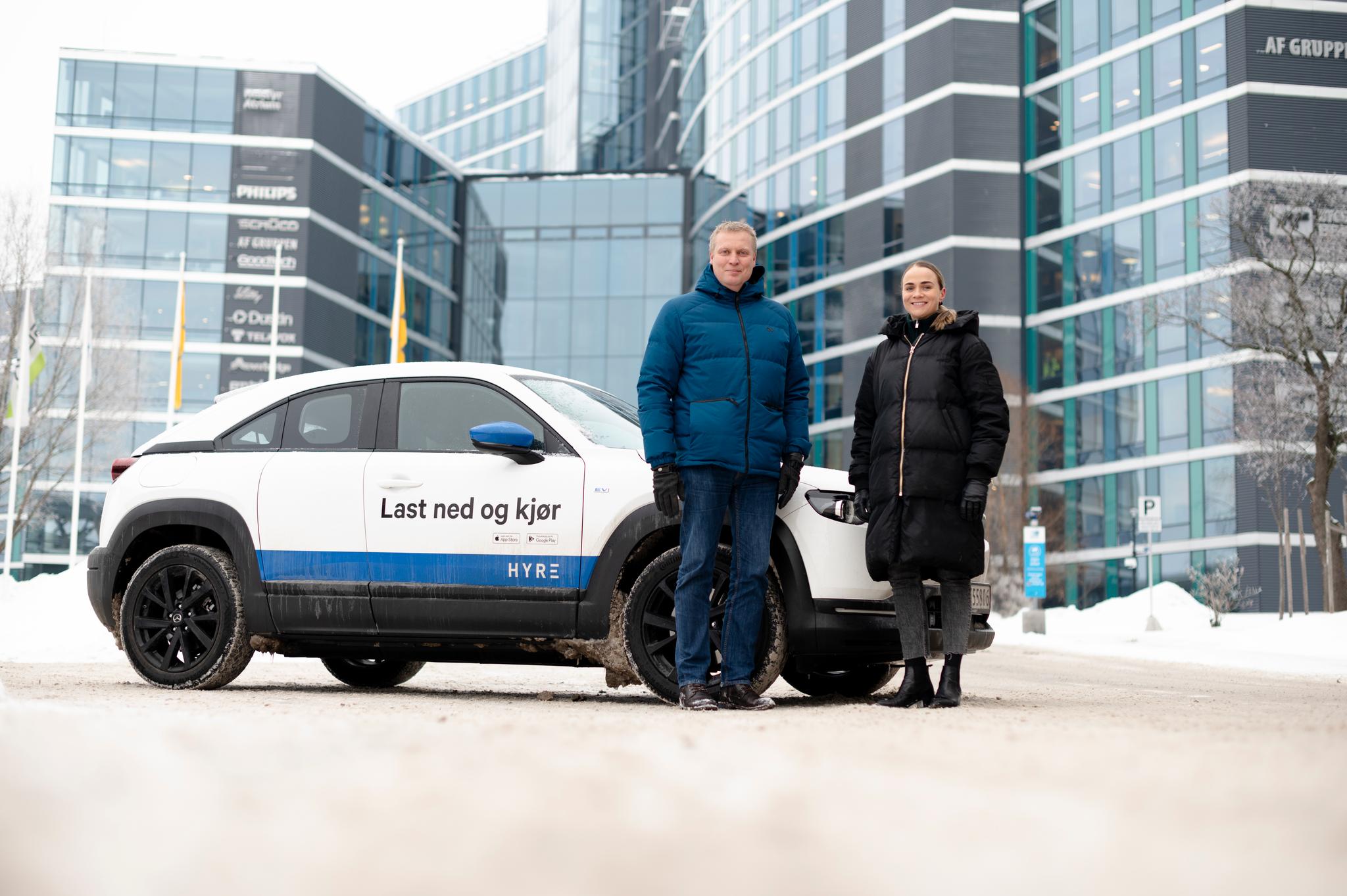 BILDELING: Økonimisjef i AF Energi, Ola Løvaas, er fornøyd med valget om å kutte leasingbiler til fordel for bildeling. Her sammen med bedriftsrådgiver i Hyre, Stella Bjørk Oskarsdottir Wehrmann.