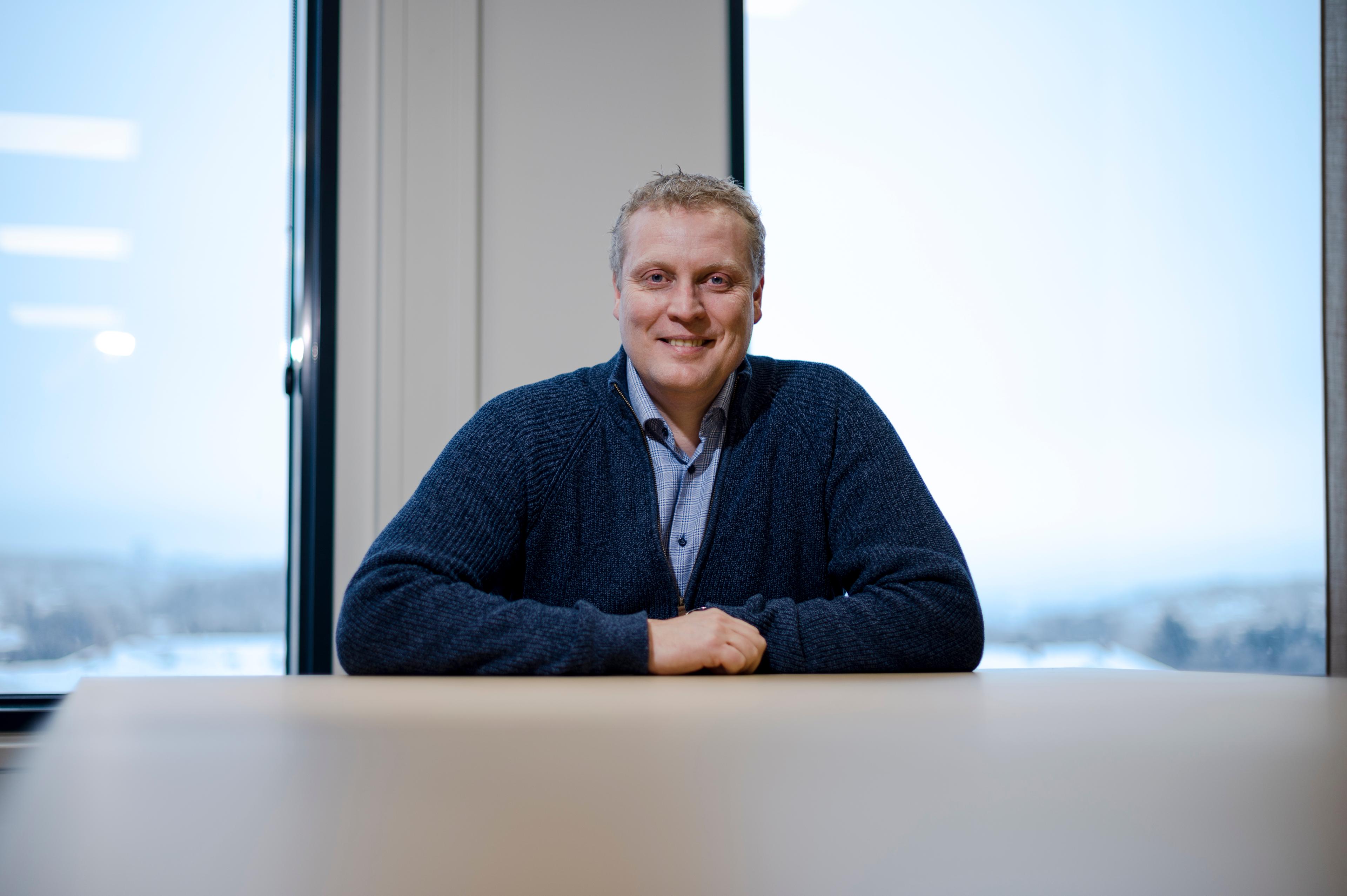 FORNØYD: Økonomisjef Ola Løvaas i AF Energi tror selskapet sparer rundt 40 prosent årlig på bildeling kontra leasing.