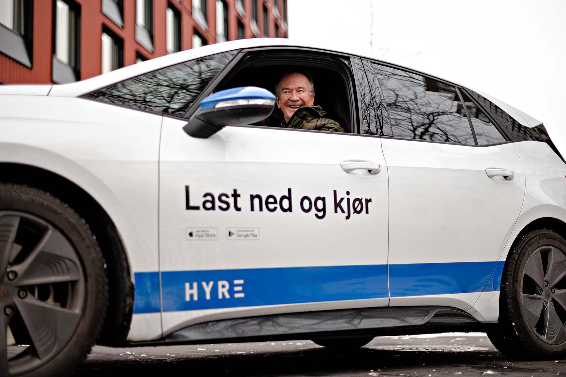 BÆREKRAFTIG: – Bildeling er viktig for at vi skal nå klimamålene våre, sier Bjørn Grov i Telia. Bilen han sitter i, kan erstatte 10 til 15 privatbiler.